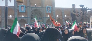 حضور  مدیر و طلاب حوزه علمیه خواهران استان یزد در راهپیمایی یوم‌الله ۱۳ آبان