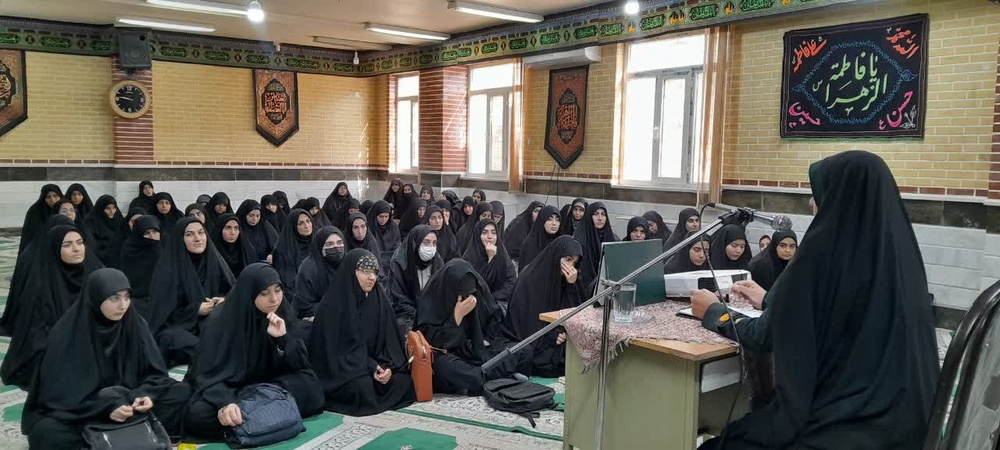 نشست بصیرت‌افزایی با موضوع آسیب‌های فضای مجازی در دورود 