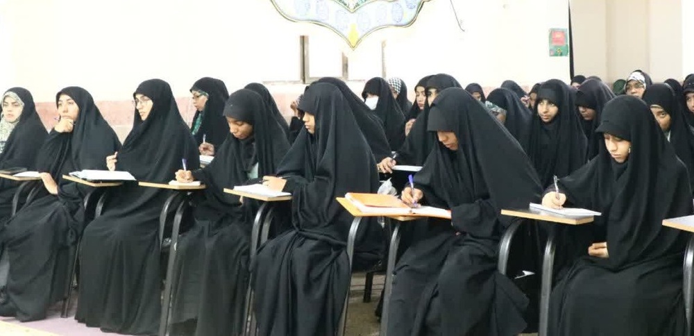 تشریح برنامه‌های هفته کتاب و کتابخوانی مدرسه علمیه حضرت زینب (سلام‌الله‌علیها) میناب