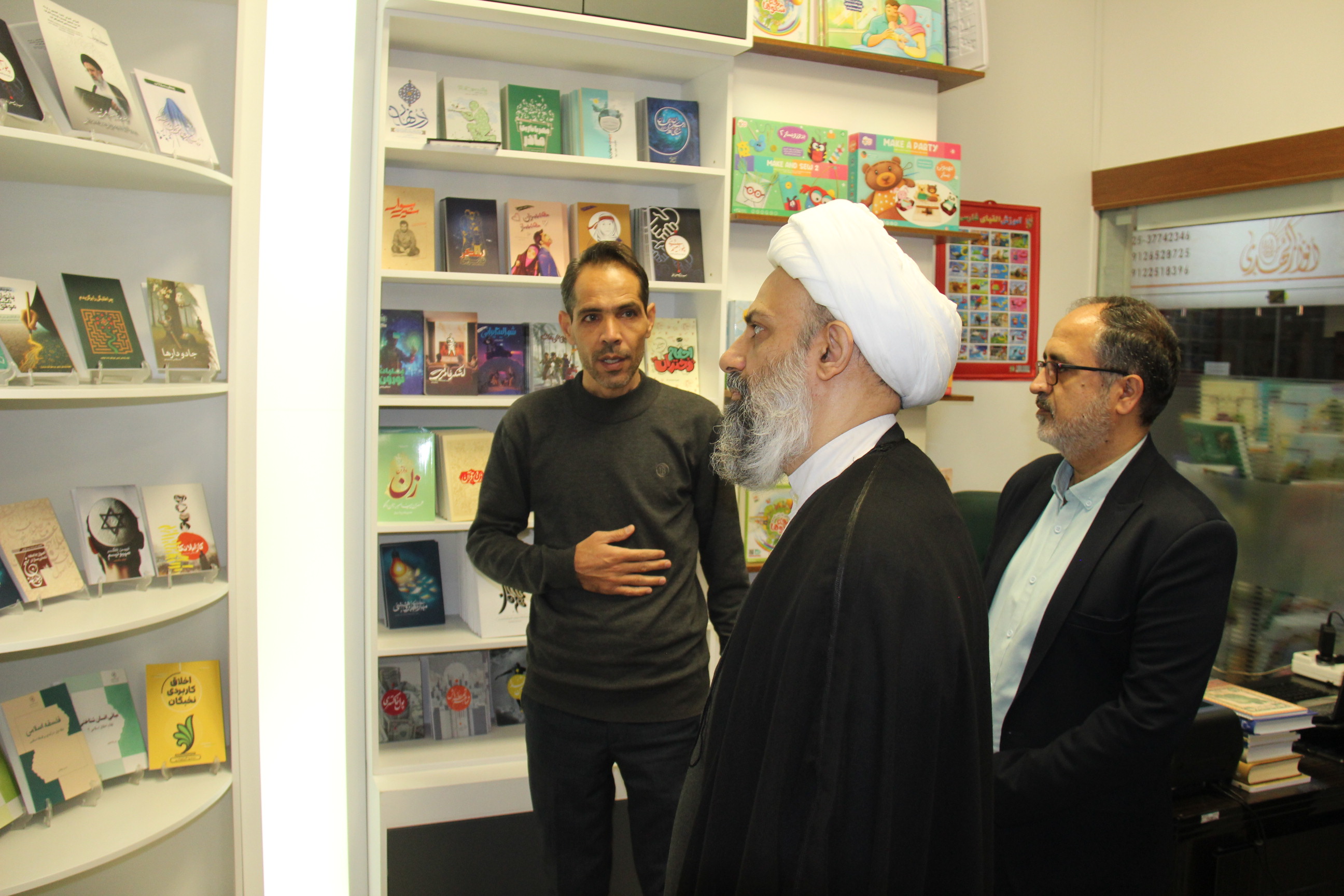 بازدید مدیر حوزه‌های علمیه خواهران از مرکز نشر هاجر و رونمایی از ۱۷ اثر جدید