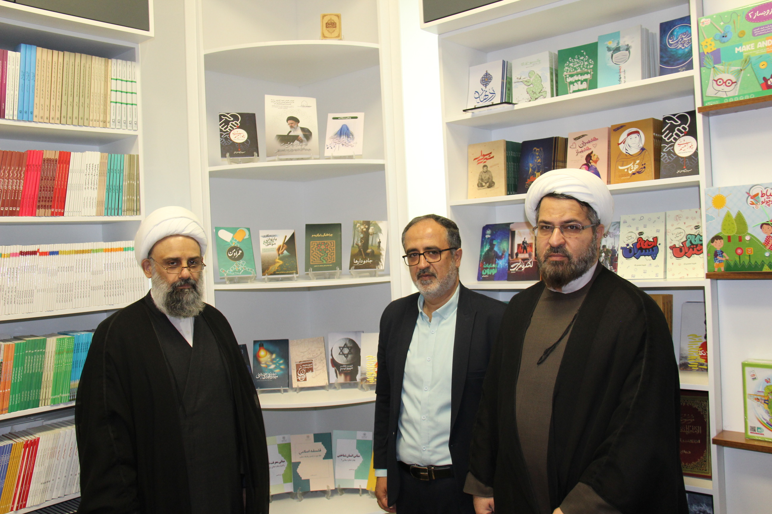 بازدید مدیر حوزههای علمیه خواهران از مرکز نشر هاجر و رونمایی از ۱۷ اثر جدید