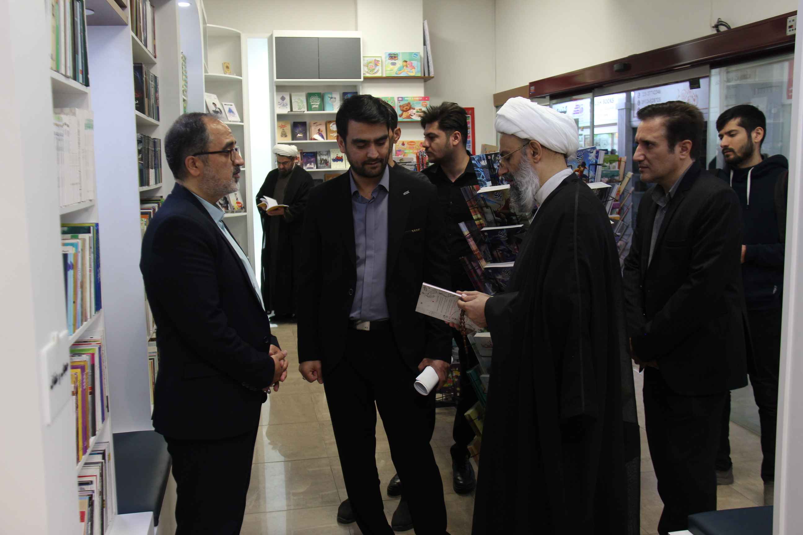 بازدید مدیر حوزه‌های علمیه خواهران از مرکز نشر هاجر و رونمایی از ۱۷ اثر جدید