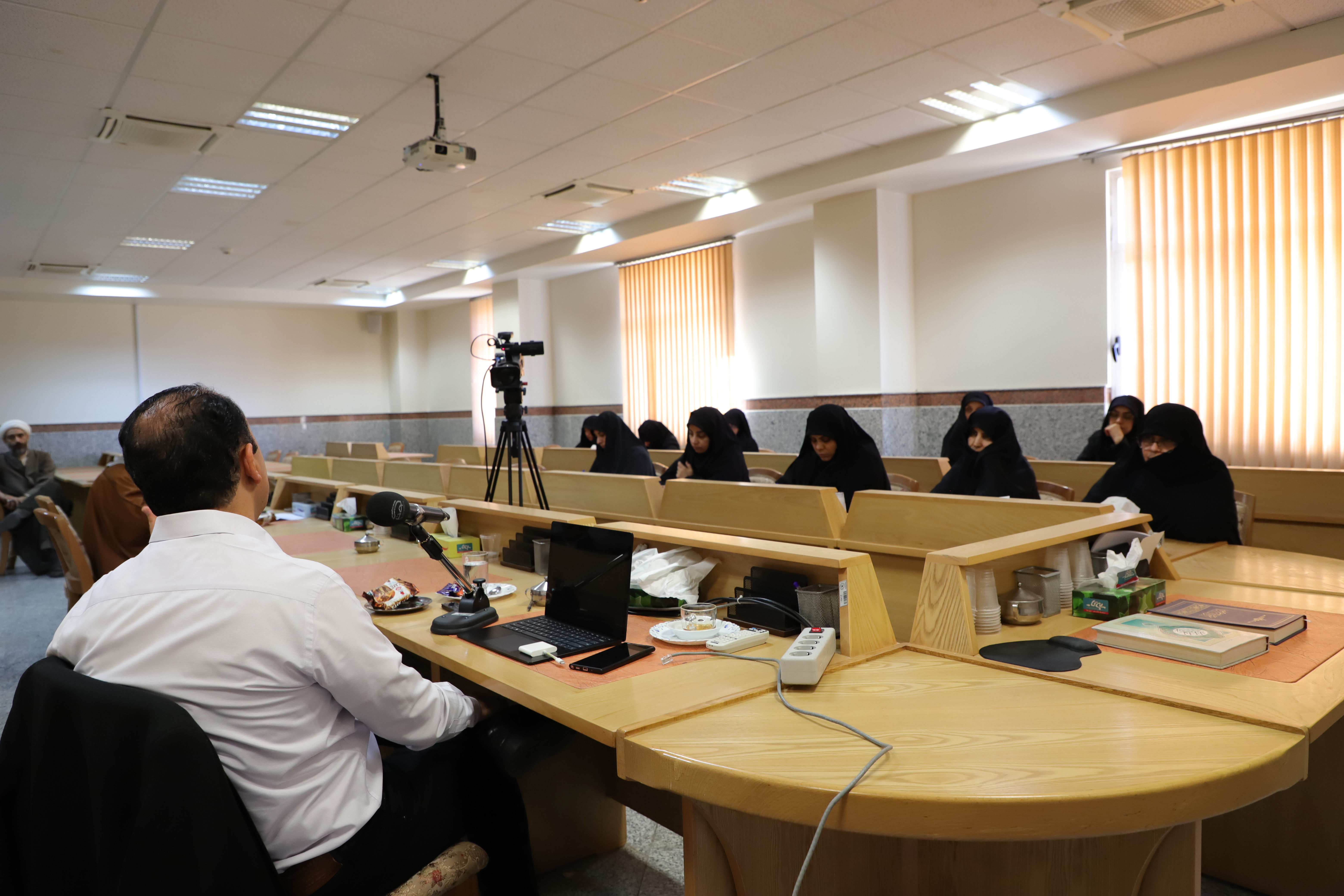 نشست «نقشهای جدید کتابداران در عصر هوش مصنوعی؛ از تحلیل داده تا آموزش سواد هوش مصنوعی»