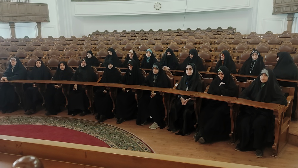  بازدید طلاب مدرسه علمیه حضرت ولی‌عصر(عج) از کتابخانه و موزه مجلس شورای اسلامی