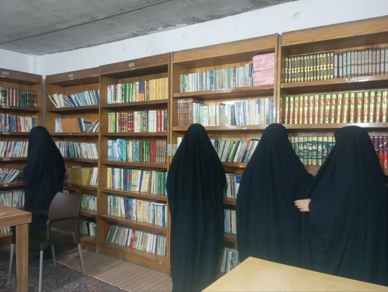 کتاب، چراغ هدایت و راهنمایی برای رشد علمی و معنوی است