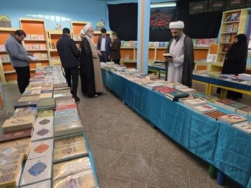 افتتاح نمایشگاه کتاب مدرسه علمیه خواهران میبد همزمان با هفته کتاب و کتابخوانی+تصاویر