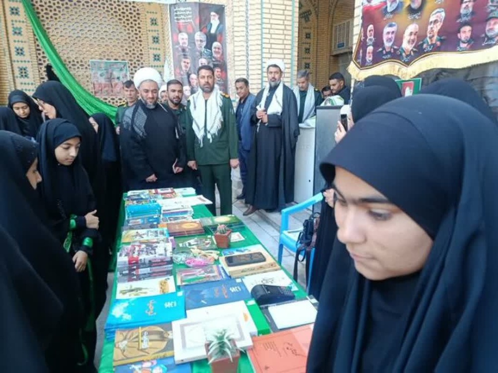 نمایشگاه کتاب در نماز جمعه شهرستان بم توسط مدرسه علمیه فاطمه الزهرا(س)