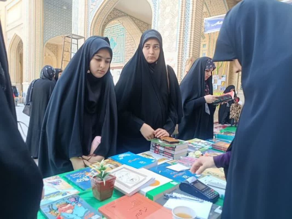 نمایشگاه کتاب در نماز جمعه شهرستان بم توسط مدرسه علمیه فاطمه الزهرا(س)