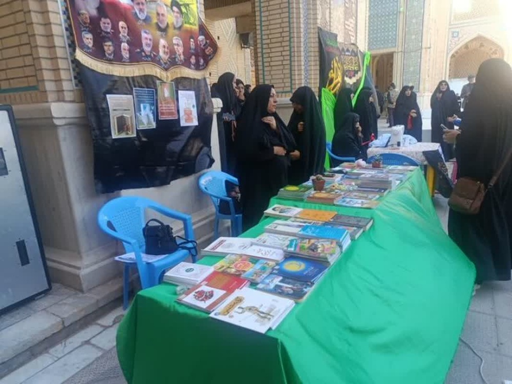 نمایشگاه کتاب در نماز جمعه شهرستان بم توسط مدرسه علمیه فاطمه الزهرا(س)