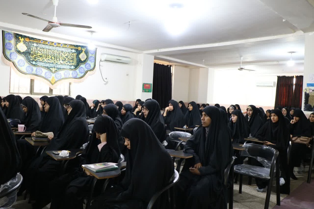 اخلاق فاطمی چراغ راه زندگی است