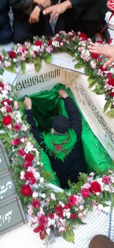 تصاویر/ مراسم تشییع و تدفین پیکر مطهر شهید گمنام در مدرسه علمیه خواهران حضرت آمنه(س) قم