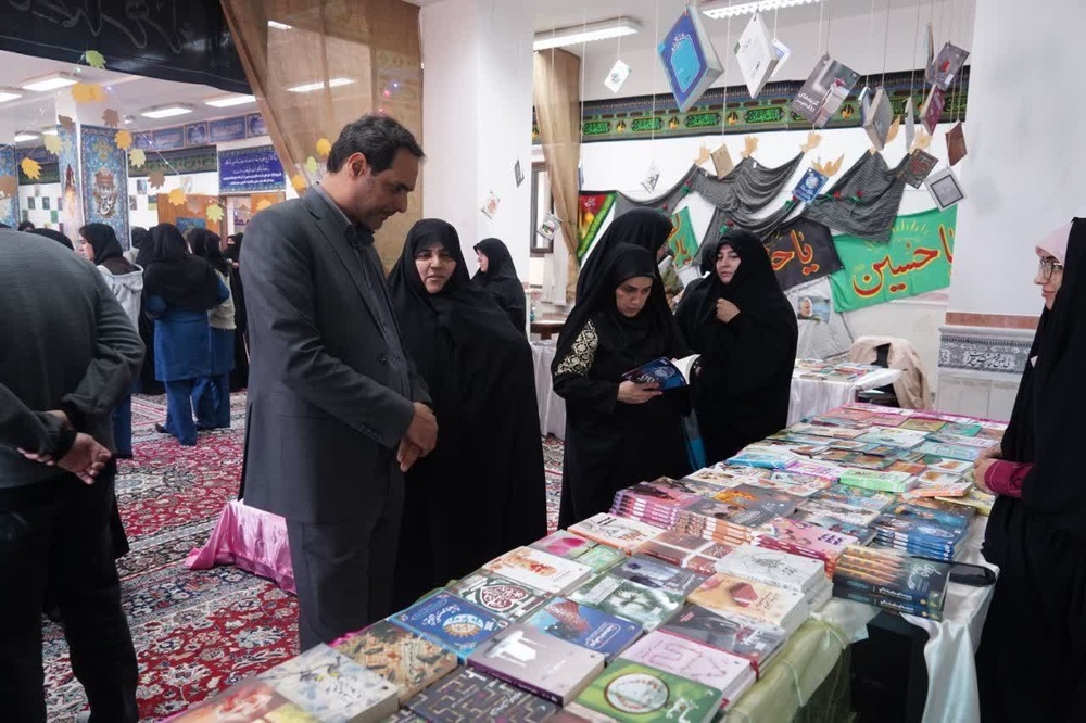 برگزاری نمایشگاه کتاب مدرسه علمیه صالحات فولادشهر
