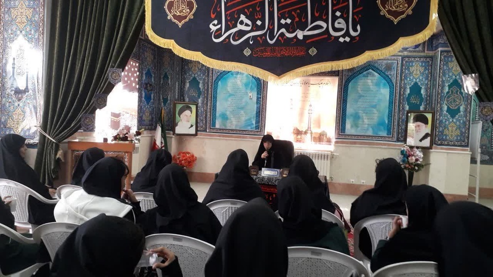 برگزاری نمایشگاه کتاب مدرسه علمیه صالحات فولادشهر