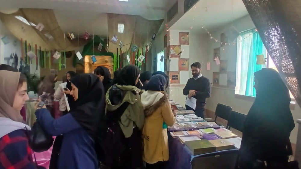 برگزاری نمایشگاه کتاب مدرسه علمیه صالحات فولادشهر