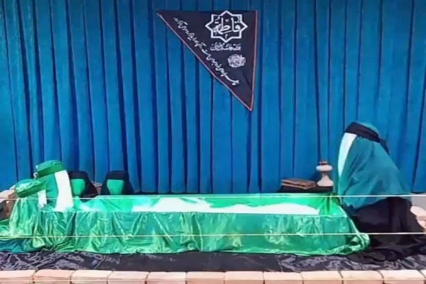 برپایی نمایشگاه یاس کبود در مدرسه علمیه مشگین‌شهر