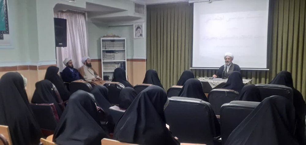 برگزاری نشست سیاسی اجتماعی در مدرسه علمیه تخصصی ایلام