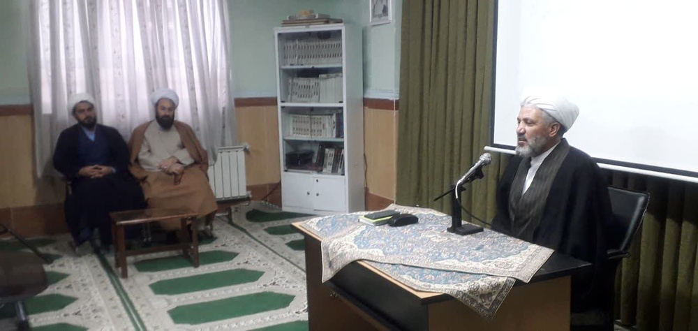 برگزاری نشست سیاسی اجتماعی در مدرسه علمیه تخصصی ایلام