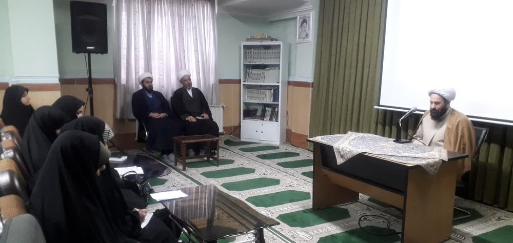 برگزاری نشست سیاسی اجتماعی در مدرسه علمیه تخصصی ایلام