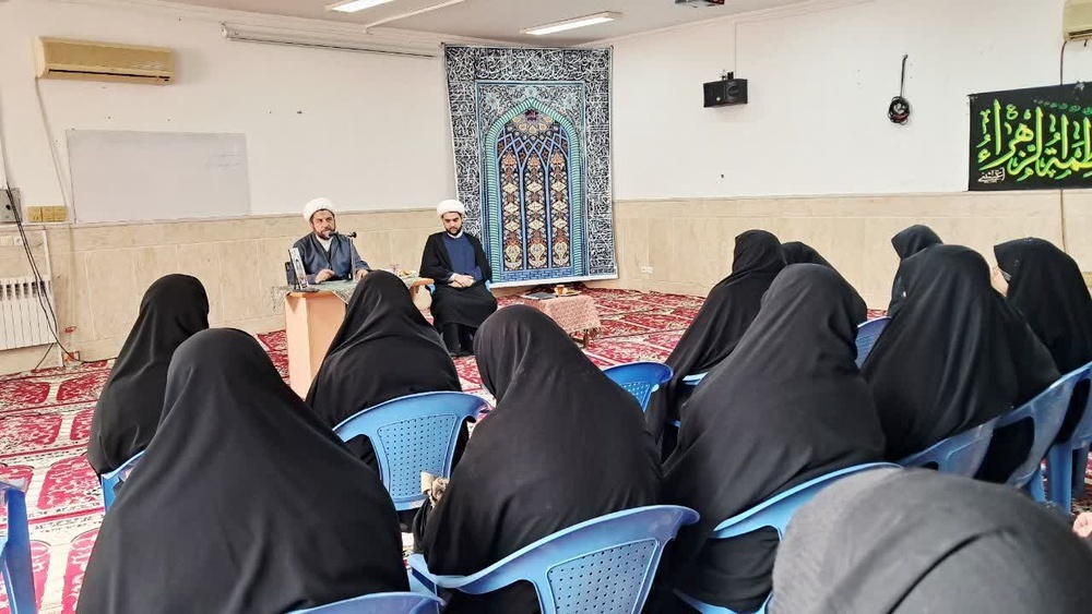 تشریح راه‌های تقویت حضور قلب در عبادت در جمع بانوان حوزوی اردکانی