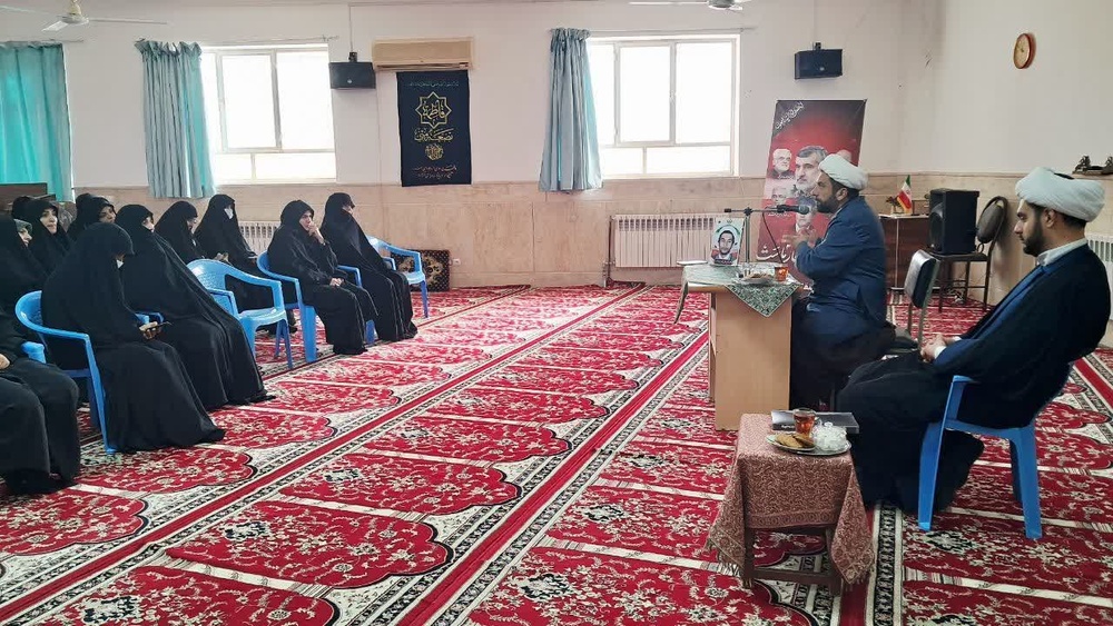 تشریح راههای تقویت حضور قلب در عبادت در جمع بانوان حوزوی اردکانی