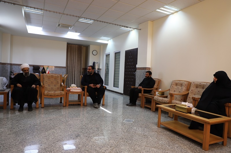 تقدیر مدیر حوزه های علمیه خواهران از خانم بیگدلی، همسر شهید بیات