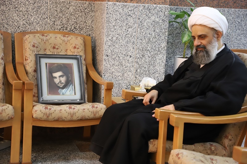 تقدیر مدیر حوزه های علمیه خواهران از خانم بیگدلی، همسر شهید بیات