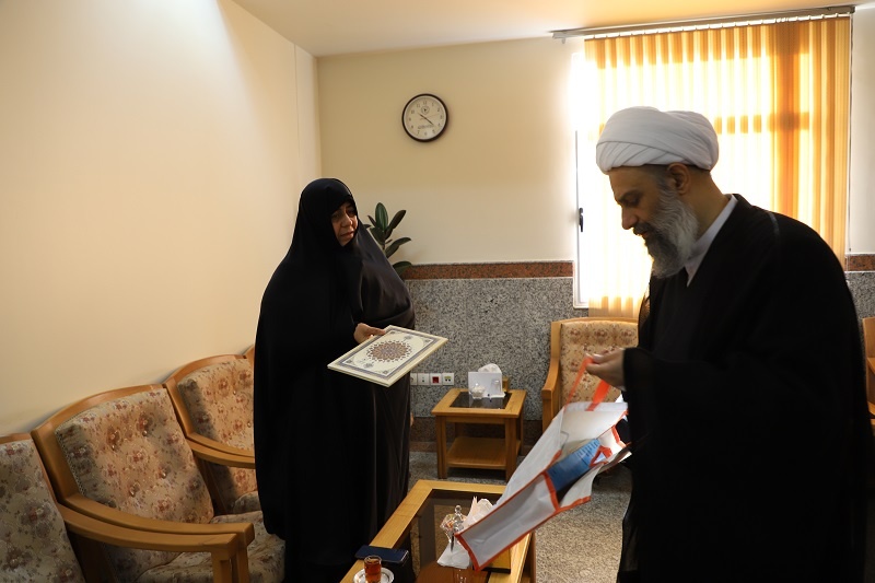 تقدیر مدیر حوزه های علمیه خواهران از خانم بیگدلی، همسر شهید بیات