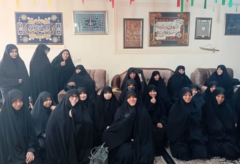 تصاویر/ دیدار طلاب مدرسه علمیه رفسنجان با مادر شهید حسین بادپا