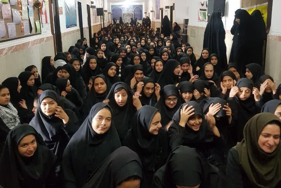 حضور دانش آموزان در مدرسه علمیه خواهران امام خمینی(ره) تهران