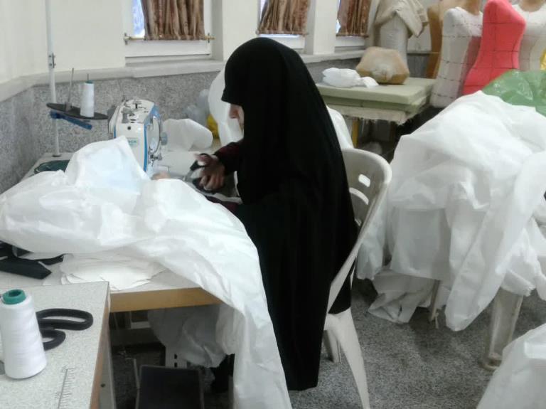 طلاب خواهر گلستانی به دوخت و توزیع بیش از 6 هزار ماسک و لباس پزشکی پرداختند