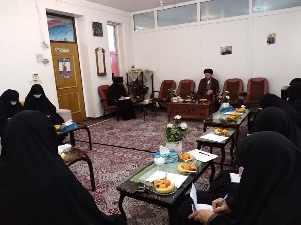 جلسه هم‌اندیشی اساتید مدرسه علمیه فاطمیه شهرکرد با مدیریت استان برگزار شد