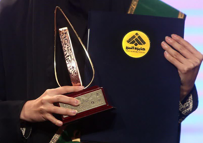 اعطای جایزه نخبگان البرز ۱۴۰۱به طلبه برگزیده استعداد برتر حوزه‌های علمیه خواهران